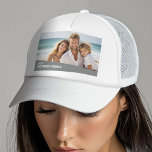 Gorra De Camionero Foto mínima moderna con bloque de color diagonal<br><div class="desc">Utilice una foto horizontal o paisajística y haga un gorra fotográfico único y de moda. Este moderno diseño mínimo incluye un bloque de color diagonal con texto para añadir cualquier nombre y texto. Si necesita mover algo,  haga clic en el botón personalizar para realizar cambios.</div>