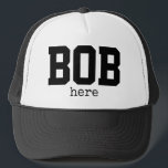 Gorra De Camionero Funny Bob Here Trucker Hat<br><div class="desc">Este diseño gracioso presenta las palabras "BOB aquí" en tipografía audaz.  Puedes cambiar las palabras a lo que quieras.  Si necesita ayuda para la personalización u otro artículo personalizado de mis tiendas,  por favor envíeme un correo electrónico a ybnormalone@gmail.com.  Por favor,  vea nuestros otros elementos de Bob en https://www.zazzle.com/collections/funny_bob_stuff-119162167795449275?rf=238062027169219506</div>