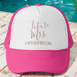 Gorra De Camionero Futura fiesta de la señora Bridal Shower o Bachelo<br><div class="desc">Futuro Sra. Bridal Shower Rosa Tirópografía con guión oro Sombrero Camionero Rosado para una celebración de Boda,  ducha de novia o fiesta de soltera.</div>