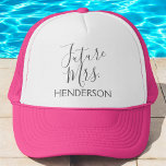 Gorra De Camionero Futura fiesta de la señora Bridal Shower o Bachelo<br><div class="desc">Futuro Sombrero de Camionero Rosado de la Sra. Bridal Shower Script Typography para una celebración de Boda,  ducha de novia o fiesta de soltera.</div>