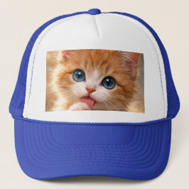 Gorra De Camionero Gatito de ojos azules lamiendo su pata