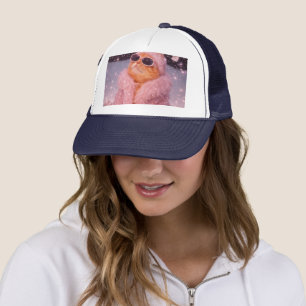 Gorra De Camionero Gato Glam Money con abrigo de piel rosa y gafas de