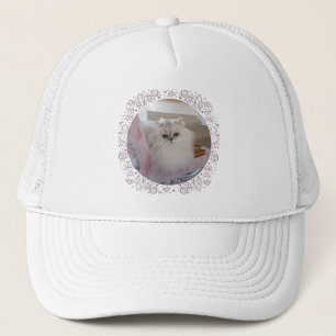 Gorra De Camionero Gato Persa Blanco en una Silla Rosa
