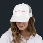 Gorra De Camionero Gato sin hijos orgullosa minimalista graciosa rosa<br><div class="desc">Orgullosa gata sin hijos,  minimalista mujer moderna,  divertido y genial sombrero de camionero. Personalizable completo de texto rosa caliente sobre fondo blanco.</div>