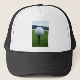 Gorra De Camionero Golf Ball en un campo de golf de montaña