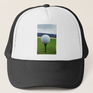 Gorra De Camionero Golf Ball en un campo de golf de montaña