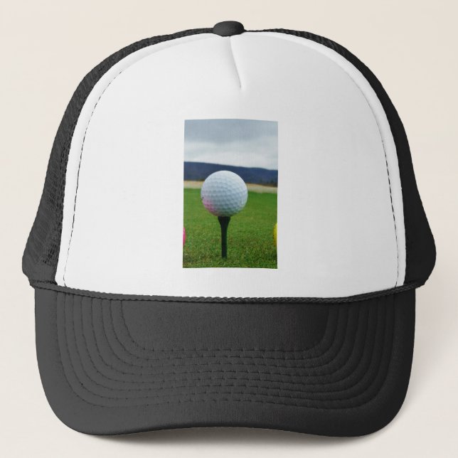 Gorra De Camionero Golf Ball en un campo de golf de montaña (Anverso)