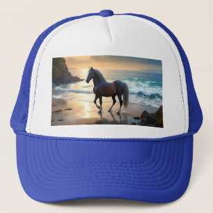 Gorra De Camionero Gracia dorada: Un caballo palomino en la orilla de