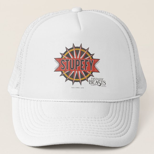 Gorra De Camionero Gráfico de ortografía rojo y dorado Stupefy Spell (Anverso)