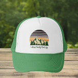 Gorra De Camionero Green Forest Road Trip Cool Custom Family<br><div class="desc">Personaliza tus sombreros familiares de viaje por carretera para embarcarte en un viaje por la naturaleza este verano o otoño. Personalice con su apellido en un guión cursivo lindo bajo el bosque verde de árboles y el atardecer de montaña oscuro para unas vacaciones frescas para su grupo exterior.</div>