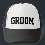 Gorra De Camionero Groom Trucker Hat<br><div class="desc">¡Ideal para una luna de miel o una fiesta de soltero!</div>