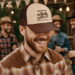 Gorra De Camionero Groomsman Cowboy partido de solteros occidentales<br><div class="desc">¡Gracias a sus comensales con estos divertidos sombreros de camioneros de estilo occidental! El divertido diseño presenta letras de madera vintage que dicen: Groomsman. Hay una bota de vaquero, gorra y placa del sheriff que dice "Fiesta Posse". En la parte inferior hay espacio para el nombre del novio y la...</div>