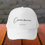 Gorra De Camionero Groomsman Moda personalizada Boda Minimalista<br><div class="desc">Este gorra de moda,  sencillo y groomsman,  muestra su nombre bajo una elegante tipografía negra. Personalizar a estos elegantes y modernos gorras de la fiesta nupcial para sus bodas de la fiesta de soltero.</div>