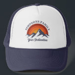 Gorra De Camionero Grupo de vacaciones Retro Sunset Personalizado Fam<br><div class="desc">Experimente nostalgia con nuestro personalizable "Retro Sunset Family Vacation" que combina sombrero de camionero. Con una vibrante puesta de sol detrás de majestuosas montañas, este diseño puede incluir su nombre y destino familiar, perfecto para viajes, reuniones o aventuras de verano. Celebrar la unión con estilo y hacer recuerdos inolvidables. Ideal...</div>
