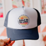 Gorra De Camionero Grupo de Viaje de Chicas personalizados coincidien<br><div class="desc">La camiseta "Chicas en la manga suelta" del personalizado es el uniforme perfecto para su viaje de 2025 chicas,  bachillerato o escapada de fin de semana. Esta tee es perfecta para fotos de grupos,  paseos por la playa,  recorridos por el vino o simplemente causar un caos elegante.</div>