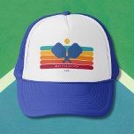 Gorra De Camionero Guay Retro Stripes Personalizado jugador de bolas<br><div class="desc">Gorra de pickleball super fresco con franjas retro coloridas, remo de pickleball y bola. Añade 2 líneas de texto personalizado - dicho personalizado, nombre del club, monograma, etc. Hace un regalo perfecto para el pickleball de socio, entrenador - también excelentes gorras para su club. (cambiar fácilmente los colores de las...</div>