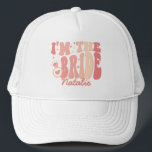 Gorra De Camionero Guay Soy yo Hola soy la novia Soy yo personalizado<br><div class="desc">Presentamos el Guay It's Me Hi I'm the Bride It's Me Personalized Trucker Hat - un accesorio moderno y lindo en una deliciosa sombra de color rosa de melocotón que capta la esencia de tu era de novias. Este camionero personalizado no es solamente una declaración de moda, sino un símbolo...</div>