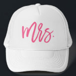 Gorra De Camionero Guión de Moda Rosa<br><div class="desc">Este diseño gorra es perfecto para la novia recién casada y presenta a "Mrs." en un guión brillante de pincel rosa caliente.</div>