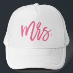 Gorra De Camionero Guión de Moda Rosa<br><div class="desc">Este diseño gorra es perfecto para la novia recién casada y presenta a "Mrs." en un guión brillante de pincel rosa caliente.</div>
