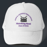 Gorra De Camionero Guión púrpura de banda de marchas Personalizado de<br><div class="desc">Este moderno gorra de banda de marcha de secundaria presenta el nombre del estudiante y de la banda en un guión morado bajo los tambores. Personalizar para sinfónicos,  conjuntos eólicos,  o miembros de bandas de concierto o su director para un gran regalo de graduación.</div>