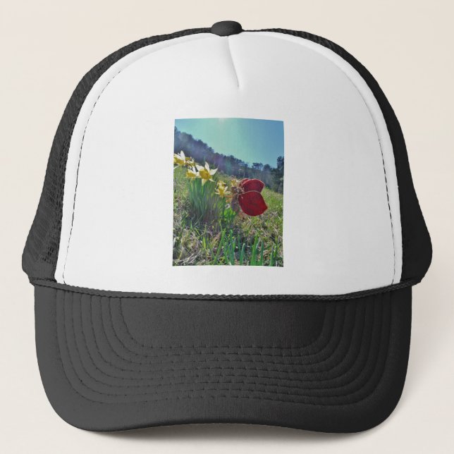 Gorra De Camionero hada de ala roja y daffodis (Anverso)