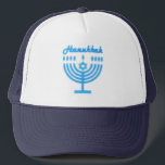 Gorra De Camionero Hanukkiah Feliz feriado judío en Hanukkah Menorah<br><div class="desc">Símbolo de Hanukkiah. Feliz Fiesta de Hanukkah Día de fiesta judía Menorah Azul. Decoración de Chanukkah de la festividad judía con el símbolo decorativo tradicional de Chanuka - color azul marino hanukkiah menorah, candelabro con velas, estrella de David y ilustracion de luces brillantes de neón azul. Decoración del evento del...</div>