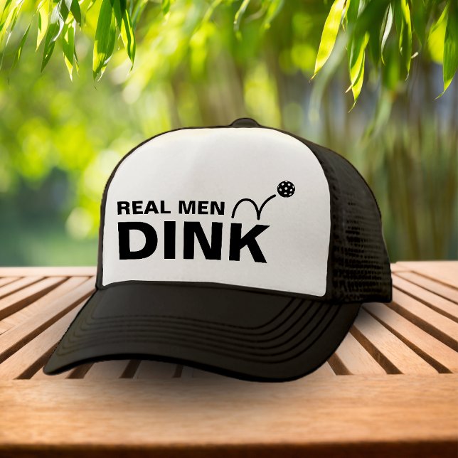 Gorra De Camionero Hombres de verdad divertidos se enredan con bolas  (Funny Real Men Dink White & Black Pickleball Trucker Hat)