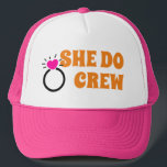 Gorra De Camionero I Do Crew | Ella Hace La Bachelorette Bride Goodie<br><div class="desc">Chicas de novias con tema de tipografía de los años 70 retro diseñan para una fresca ducha nupcial, soltera primavera verano fiesta. Presentando el mensaje "She Do Crew", el divertido diseño de frases de soltera de soltera con el anillo boda de compromiso del corazón rosa. Diseño de chicas de soltera...</div>