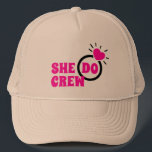 Gorra De Camionero I Do Crew | Ella Hace La Bachelorette Bride Goodie<br><div class="desc">Chicas de novias con tema de tipografía de los años 70 retro diseñan para una fresca ducha nupcial, soltera primavera verano fiesta. Presentando el mensaje "She Do Crew", el divertido diseño de frases de soltera de soltera con el anillo boda de compromiso del corazón rosa. Diseño de chicas de soltera...</div>