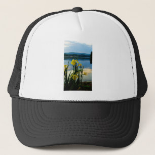 Gorra De Camionero Iris amarillo en la orilla del lago