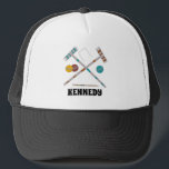 Gorra De Camionero Juego de croquet, juegos de césped personalizado<br><div class="desc">Mantén el sol fuera de tus ojos la próxima vez que juegues un croquet con este gorra personalizado. Presenta ilustraciones de piezas de croquet como maletas de croquet y bolas con un punto para añadir un nombre u otro texto con letras negras en negrita debajo del gráfico.</div>