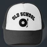 Gorra De Camionero Jugador de grabación de DJ de escuela antigua<br><div class="desc">Un gran regalo para los Deejays que siguen girando el viejo vinilo o para los que aprecian el sonido único y cálido que sólo se puede obtener de álbumes de discos antiguos (sin mencionar la impresionante obra de arte).</div>