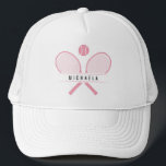 Gorra De Camionero Jugador de tenis con raquetas de tenis y nombre<br><div class="desc">Sombrero de camionero para tenistas, especialmente diseñado para los aficionados a la pista de tenis que adoren la pista con estilo. Con raquetas de tenis de estilo vintage cruzadas de manera clásica con una pelota de tenis, este gorra capta la esencia del atractivo atemporal del juego. Personalice a su gorra...</div>