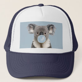Gorra De Camionero Koala luciendo un chicle azul