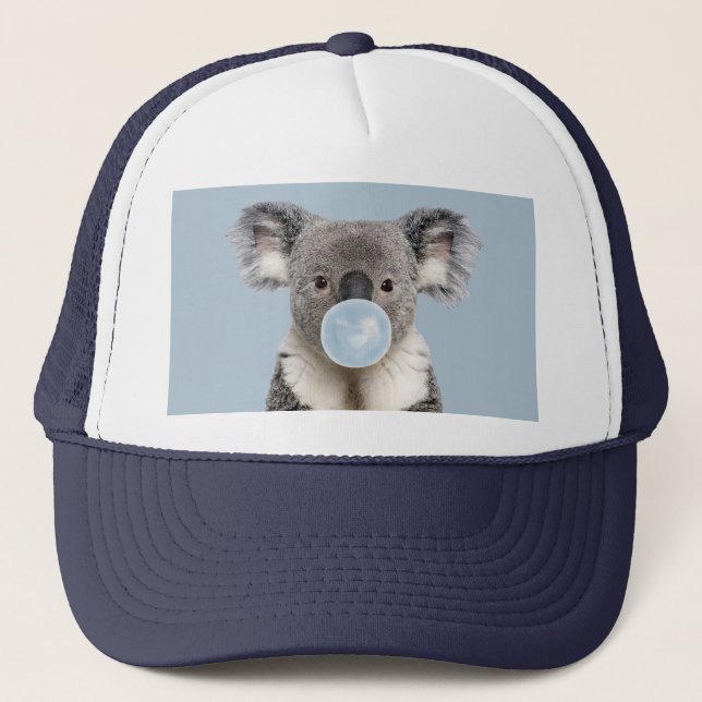 Gorra De Camionero Koala luciendo un chicle azul (Anverso)