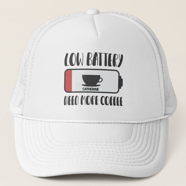 Gorra De Camionero La batería baja personalizada necesita más café (Anverso)