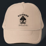Gorra De Camionero La insignia pirata "Nunca digas morir" de los Goon<br><div class="desc">Las tonterías | Echa un vistazo a este gráfico de One Eyed Willie,  que muestra las palabras "Goonies Never Say Die".</div>