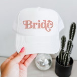 Gorra De Camionero La Rubor temática de TRIXIE Retro 70 y la novia Na<br><div class="desc">Este camionero de soltero de novia presenta una fuente temática retro de los años 70 en color rubor y naranja. Pida la opción de la novia blanca a la futura novia y al naranja coordinador "babe" gorras para tu grupo de solteras. ¡Los colores son editables! Haga clic en 'editar diseño'...</div>