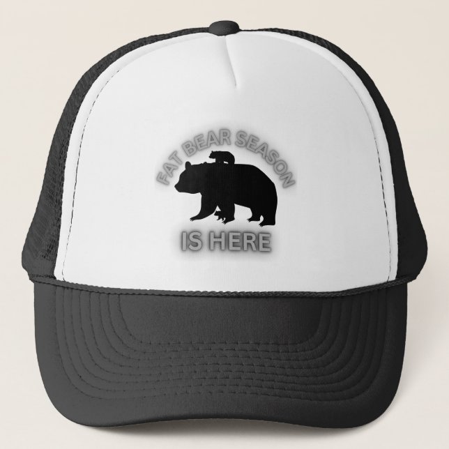 Gorra De Camionero La Temporada De Oso Grasoso Está Aquí - Negro | (Anverso)