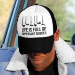 Gorra De Camionero La vida está llena de importantes Navidades de gol<br><div class="desc">Muestra tu amor por el golf y la temporada de vacaciones con nuestro diseño "Life is Full Of Importantes Choices Golf Navidades. Este diseño divertido y festivo capta la esencia de tomar las decisiones correctas, ya sea seleccionar el club perfecto o elegir difundir la alegría de los Navidades. Ideal para...</div>
