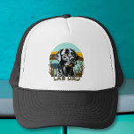 Gorra De Camionero Labrador negro | Lab Dad<br><div class="desc">Papá de laboratorio. Laboratorio de acuarela de arte de IA negro con una puesta de sol vintage con colores retro verde azulados y marrones.</div>