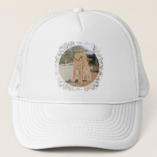 Gorra De Camionero Lakeland Terrier en el patio del establo