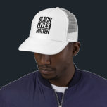 Gorra De Camionero Las vidas negras importan de blanco<br><div class="desc">Sombrero de camionero blanco negro con tipografía en cartel de protesta</div>
