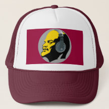 LENINA CON HEAPHONAS MUSICALES EN FONDO ROJO