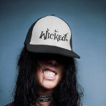 Gorra De Camionero Malvada Halloween Graciosa Bruja<br><div class="desc">Desata tu lado 'Malvado' en esta Halloween y haz una declaración encantadora. Es la hora obligada para la temporada espeluznante,  perfecta para trucos y dulces. ¡Agarra este diseño inspirado en la brujería y haz de esta Halloween una divertida!</div>