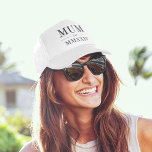 Gorra De Camionero Mamá Año Numérico Romano Establecido<br><div class="desc">Un moderno y minimalista camionero blanco para celebrar una nueva mamá de moda,  este minimalista diseño cuenta con "Mamá" o su elección de apodo de momia con letras en serif. Personalizar con el año se convirtió en una mamá bajo elegantes números romanos para un toque de moda.</div>