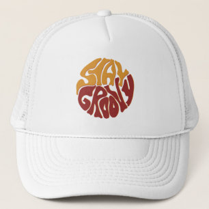Gorra De Camionero Mantente Groovy con una pizca de rojo y amarillo