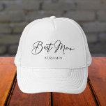 Gorra De Camionero Mejor Boda Minimalista de Moda personalizada para<br><div class="desc">Este gorra de moda,  simple y mejor hombre,  muestra su nombre bajo una elegante tipografía negra. Personalizar a estos elegantes y modernos gorras de novias para su boda o fiesta de soltero.</div>
