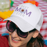 Gorra De Camionero Mejor Mamá Con Imagen De Daisy (Purple V2)<br><div class="desc">Mejor Mamá Con Sombrero De Camionero De Imagen Daisy (Morado Versión 2). El bonito diseño muestra "MOM" con una imagen estilizada de una margarita posicionada como "O". Las hojas gráficas se colocan sobre las dos "M". La copia de "Amor Siempre" puede cambiarse a su preferencia deseada. Hace el regalo perfecto...</div>