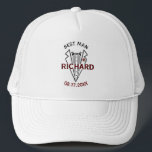 Gorra De Camionero Mejor regalo de fecha de nombre personalizado de B<br><div class="desc">Este gorra único está diseñado como un regalo para tu Mejor Hombre. Presenta una capa única del nombre que le da la sensación de profundidad. El texto dice "Mejor hombre" junto con la fecha del evento. Gran manera de agradecerle por ser parte de su fiesta de bodas. Si tiene alguna...</div>